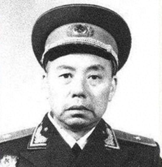 1955年还在仓库看管物资，他被紧急调往北京，周恩来亲授少将军衔，这是什么原因？