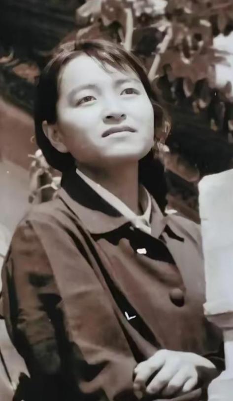 1995年，褚时健的掌上明珠褚映群被洛阳警方带走，4个月后，褚映群在狱中自杀身亡