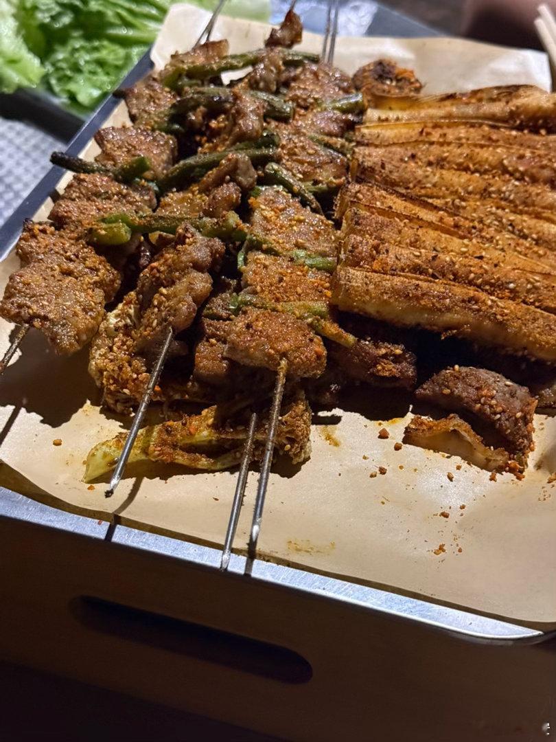 哈尔滨的朋友带去吃的烧烤摊～很好吃😋​​​