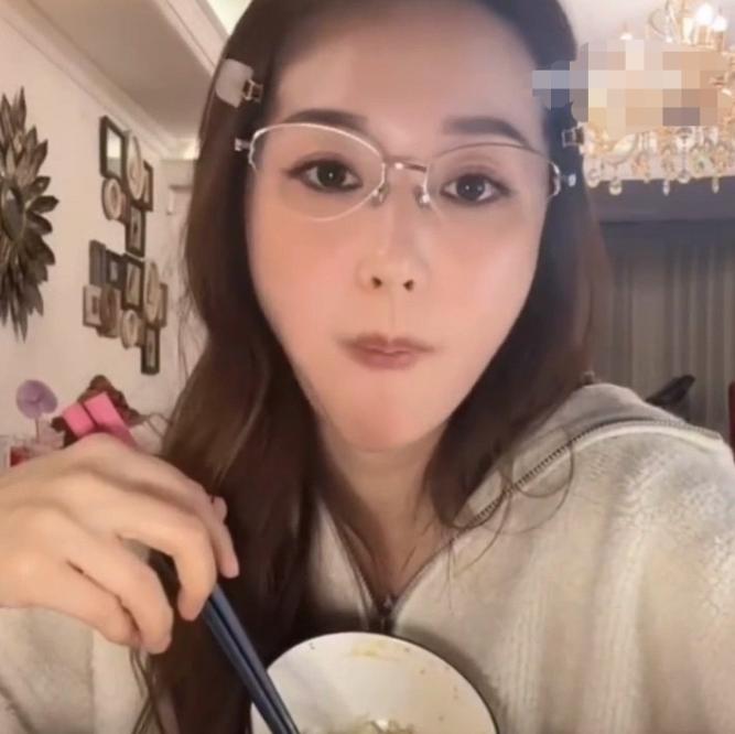 网友问吴佳尼：“你是嫌弃马景涛老了，不跟他复合吗？”吴佳尼说：“不是老了。我