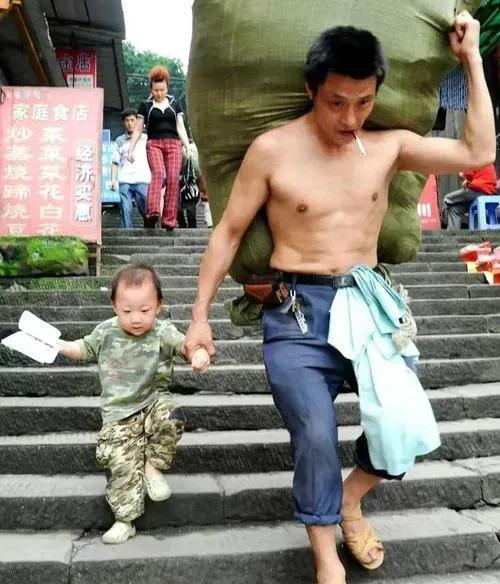 【十五年前的未来】十五年前，一位记者在朝天门拍下这位码头扛包工，都说一只手撑着