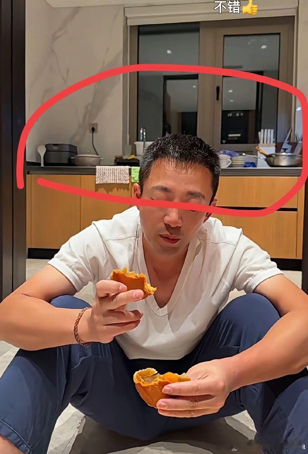 你在盯着汪小菲家的月饼凑热闹，我反倒留意起汪小菲豪宅里的厨房！​乱糟糟的，半点衬不上他和马筱梅平日里