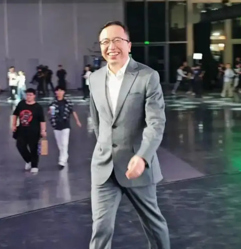 有人说，应该会成立一个手机公司。这个公司由赵明任董事长，王腾任总裁，莫妮卡任总经