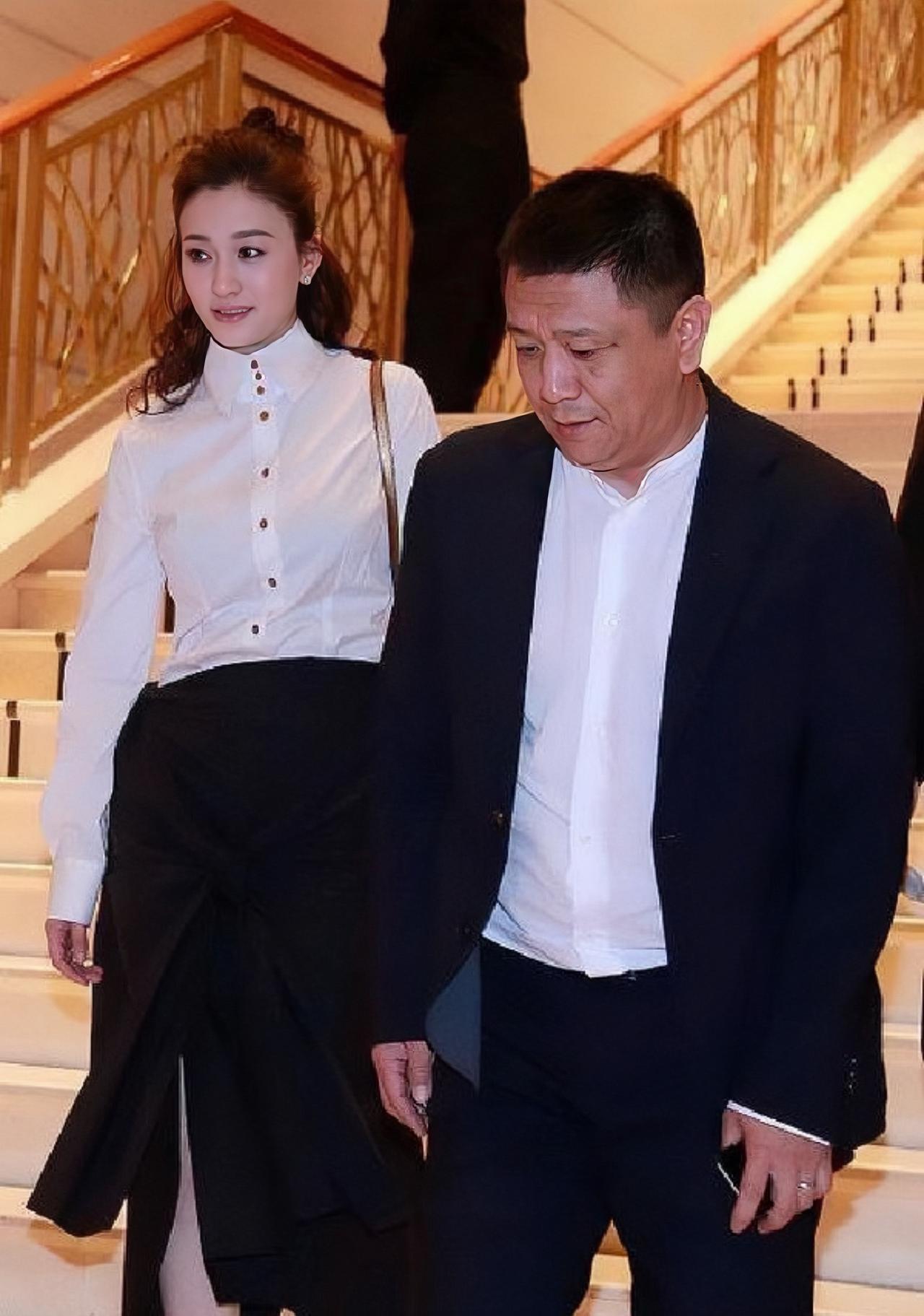 2023年，李小冉和老公徐佳宁一起出席活动，李小冉满脸的幸福感。李小冉身穿白