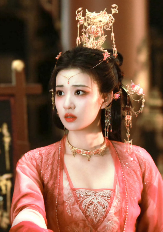 王楚然出道也很久了记忆深刻的不是太多，不过在《成何体统》中的庾晚音，明艳动人，