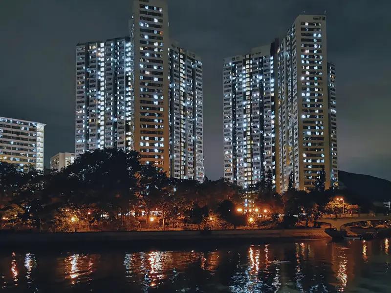 评估香港大埔宏福苑拆除重建计划，需从多方面考量。安全层面，工程团队与专家认定，火