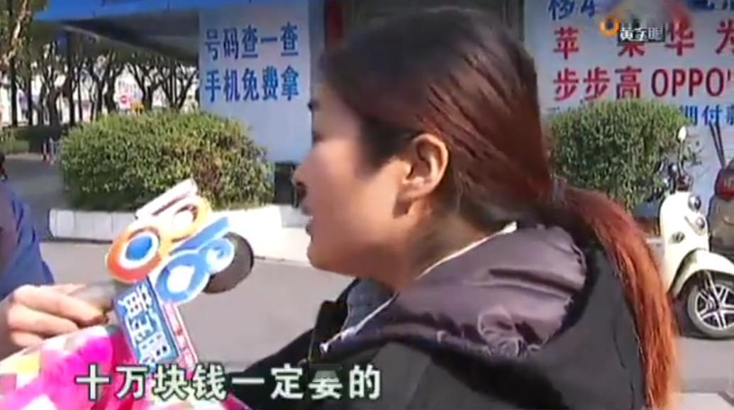 2017年浙江杭州，女子天天抱着泰迪狗睡觉，但狗到了发情期，老往她身上怼！无奈之