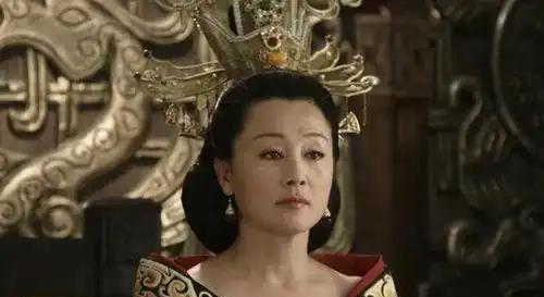 刘邦死后，齐王刘肥进宫撞见吕后的女儿鲁元公主，下跪高呼：“娘，最近身体可好？”鲁