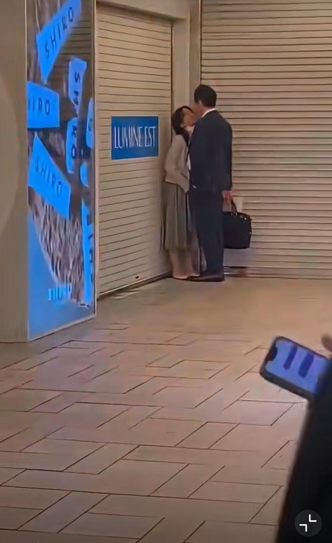 日本街头特色:当众拉风箱。两个人表演，围观的有几十个人。估计是在机场或车站等公