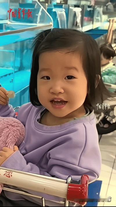 彻底解释不清了！河南，爷爷奶奶带孙女逛超市，在海鲜区看鱼，拍照，没想到下一秒鱼缸