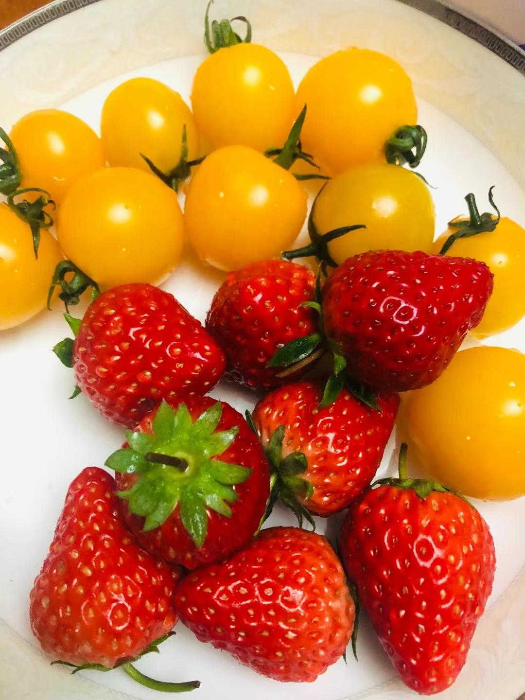 昨晚半夜睡的正香，突然被一阵门铃声惊醒，有点懵，想不明白是谁这么晚了摁门铃，老公