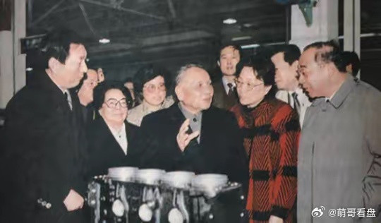 朱镕基同志遗像发布1987年是朱镕基仕途生涯的转折年。这一年的年底，他从国家经委