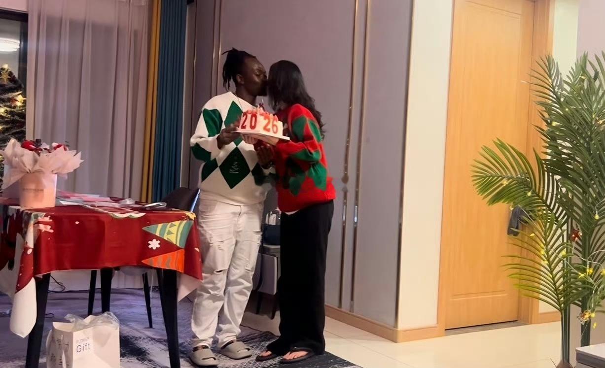 为啥这些带颜色的小伙能赢得中国女孩的芳心，看了这个圣诞节的布置就明白了，擅长提供