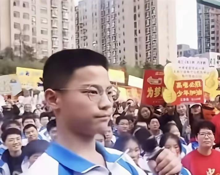 想当年这小伙子也曾是意气风发的少先队员、共青团员，谁料长大后反倒成了旁人嘴里的痴