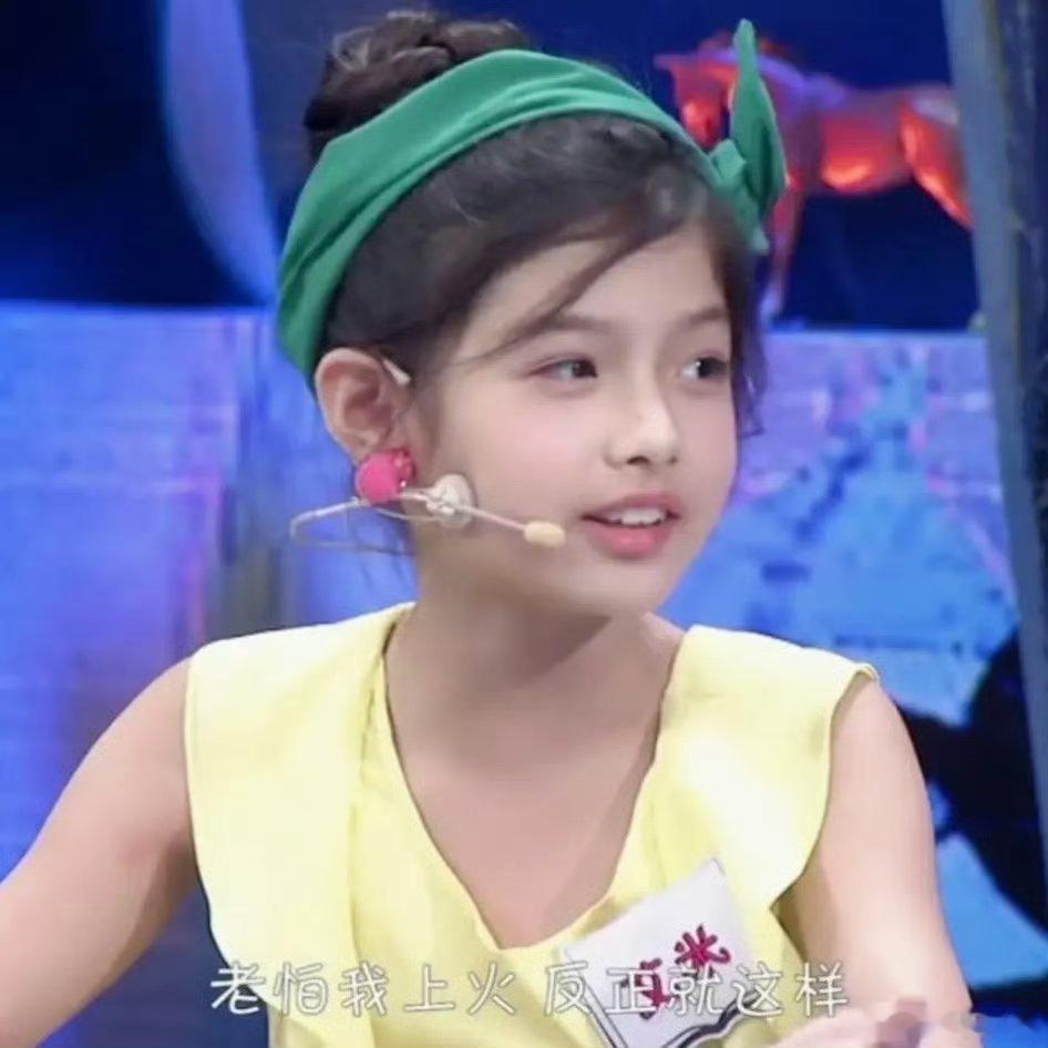 艾米童年照美到像网图艾米就小美到大妈呀，从小就是美人胚子，完全等比例放大的