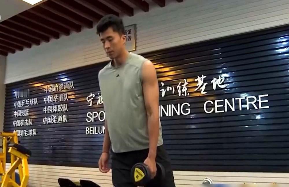 宁可亚锦赛战绩烂透，教练组也死死摁住他，绝不放他打满全场。张景胤终于摸球了。