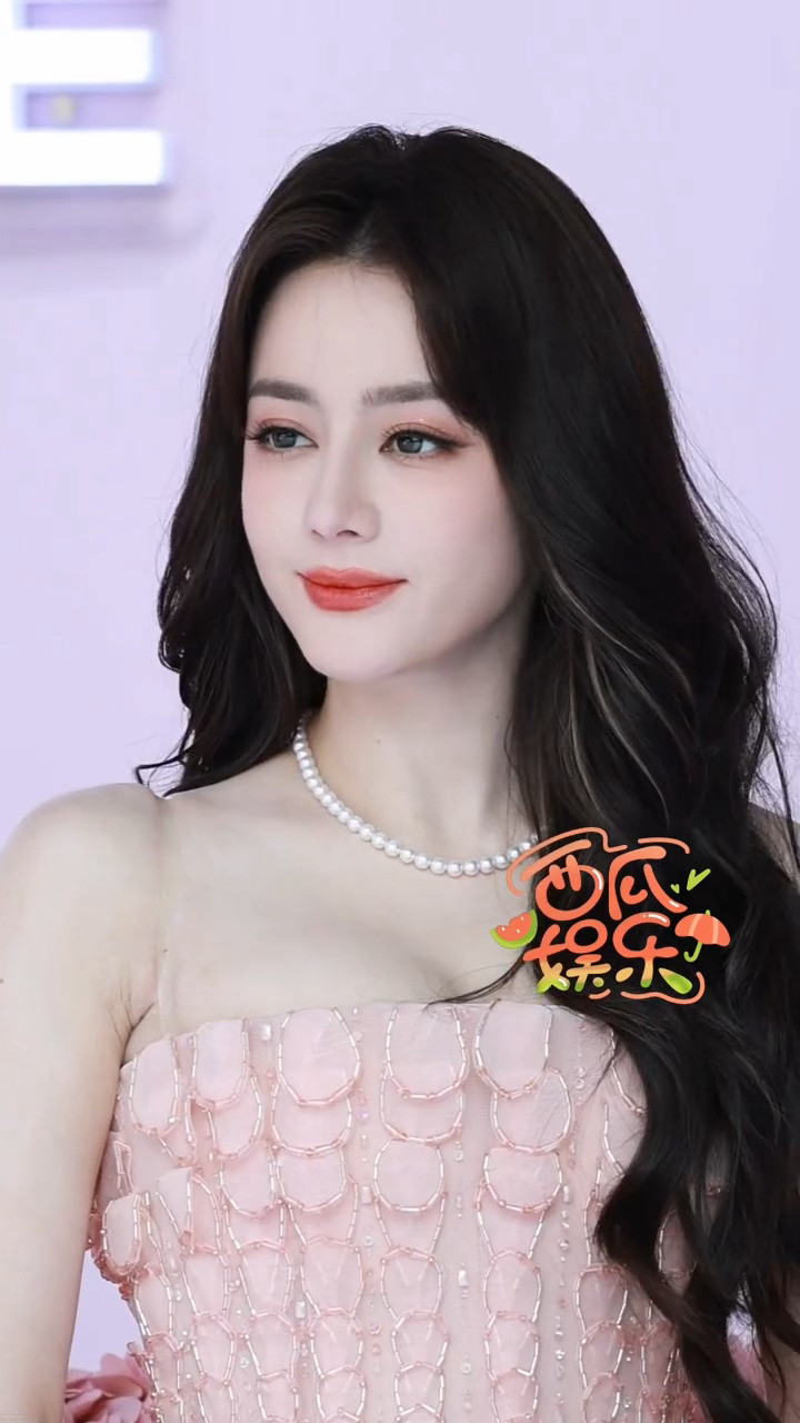 迪丽热巴今日线下活动丨完全水蜜桃公主🍑