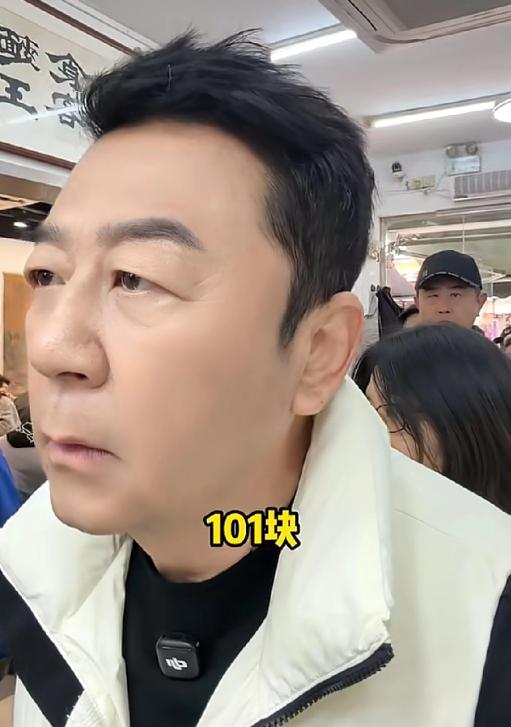 郭涛在苏州一家面馆里点了4碗面，8个浇头一共101元，老板认出他是明星后，送了他