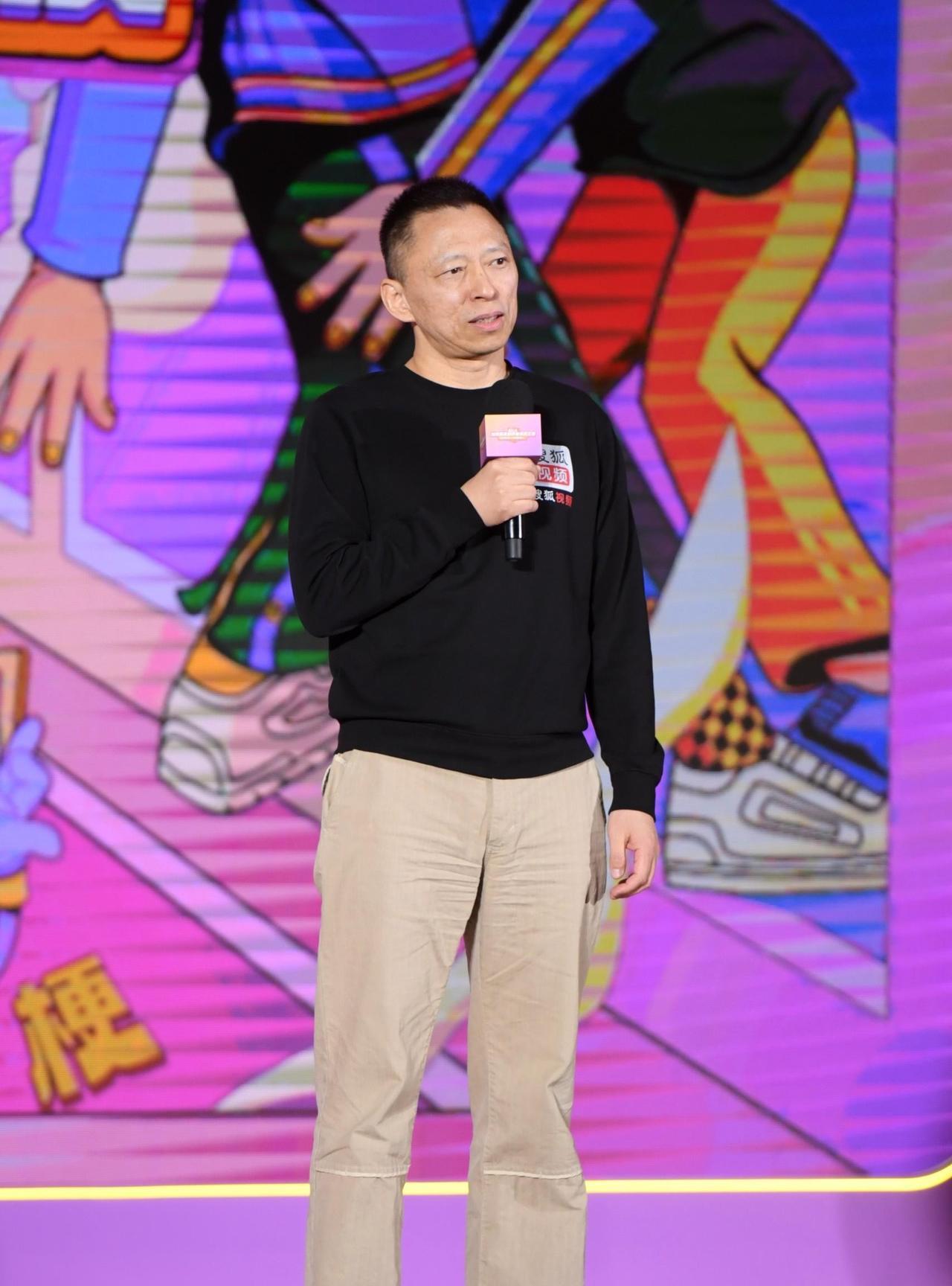主持人问60岁的张朝阳:“有人说你的身体状态比27岁的年轻人还要好，一点都不长胖