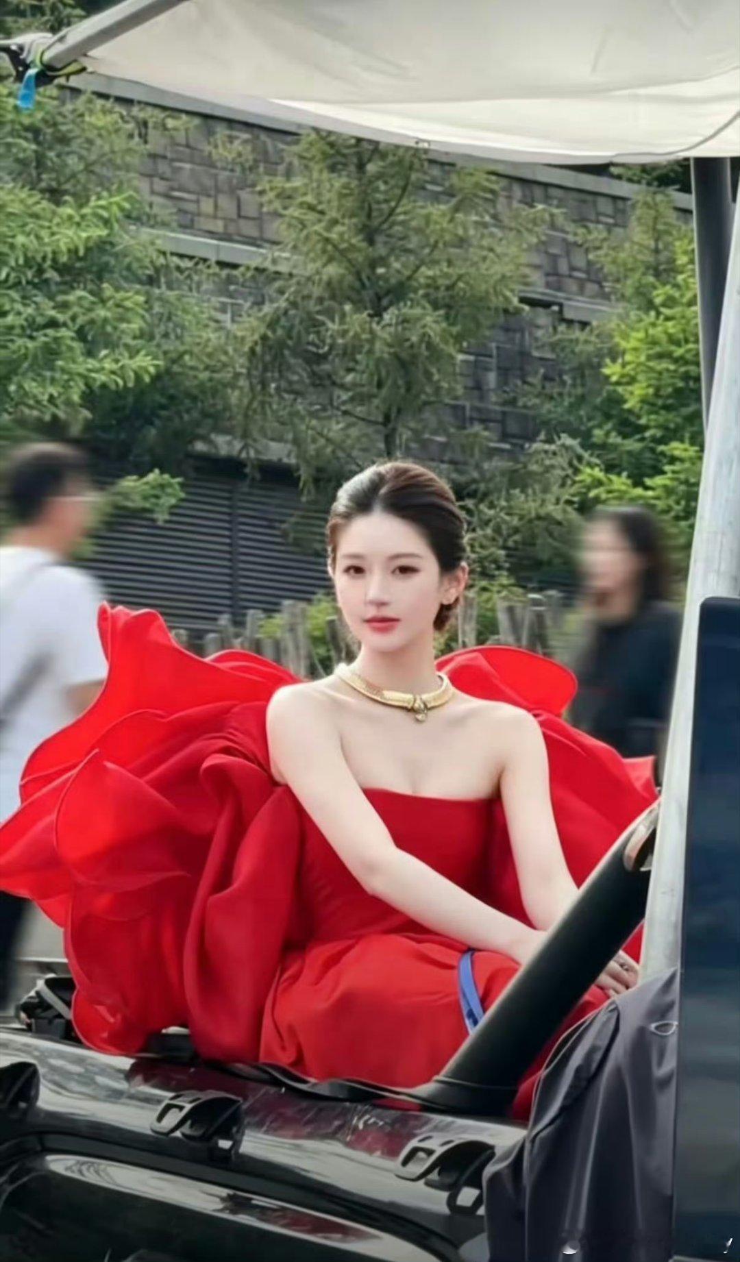 VOGUE红毯直播赵露思窝瓜红毯第二套造型，火红火红的像一朵在风中燃烧的玫瑰，