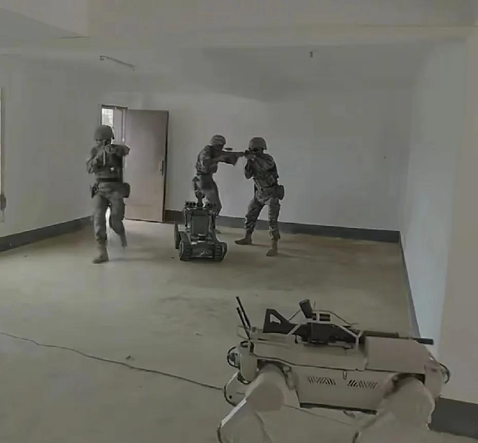 中越陆军联合演练，有人就发现我们手把手教越南士兵使用无人机突袭技术以及机器狗协同