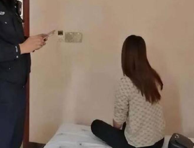 上海，一名男子在网上认识了两个女网友，随后又联系了几个铁哥们一起见面，彼此熟悉之