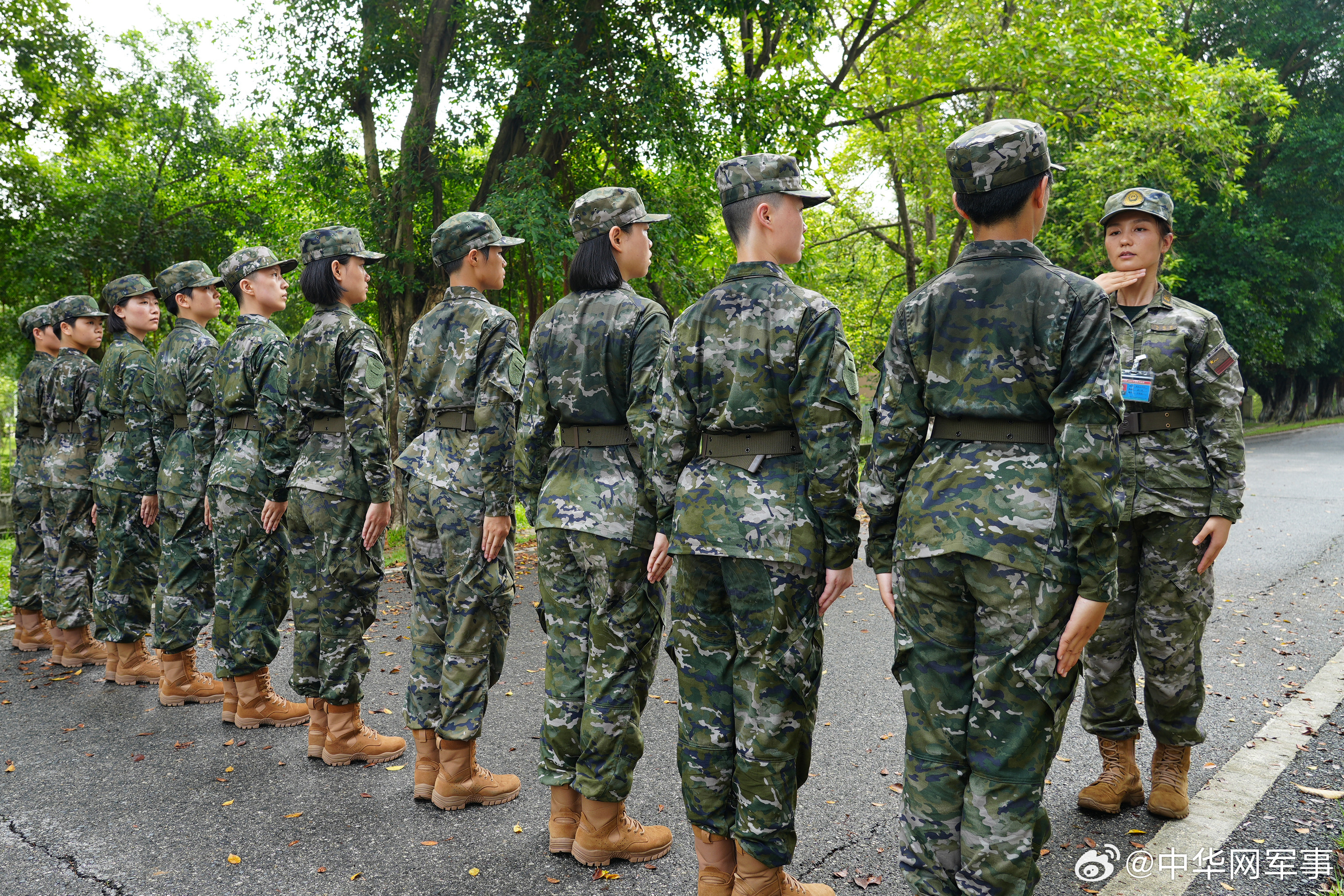 秋日砺兵，新兵队列场上淬锋芒！近日，武警第二机动总队新兵团某新兵大队训...