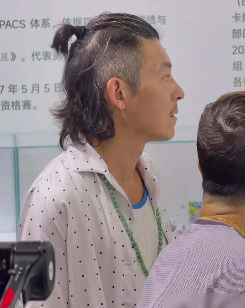 陈冠希外滩露面，46岁老成这样，评论区全在刷同一句话。白发，皱纹，瘦到颧骨凸出来。8月21号MOJO