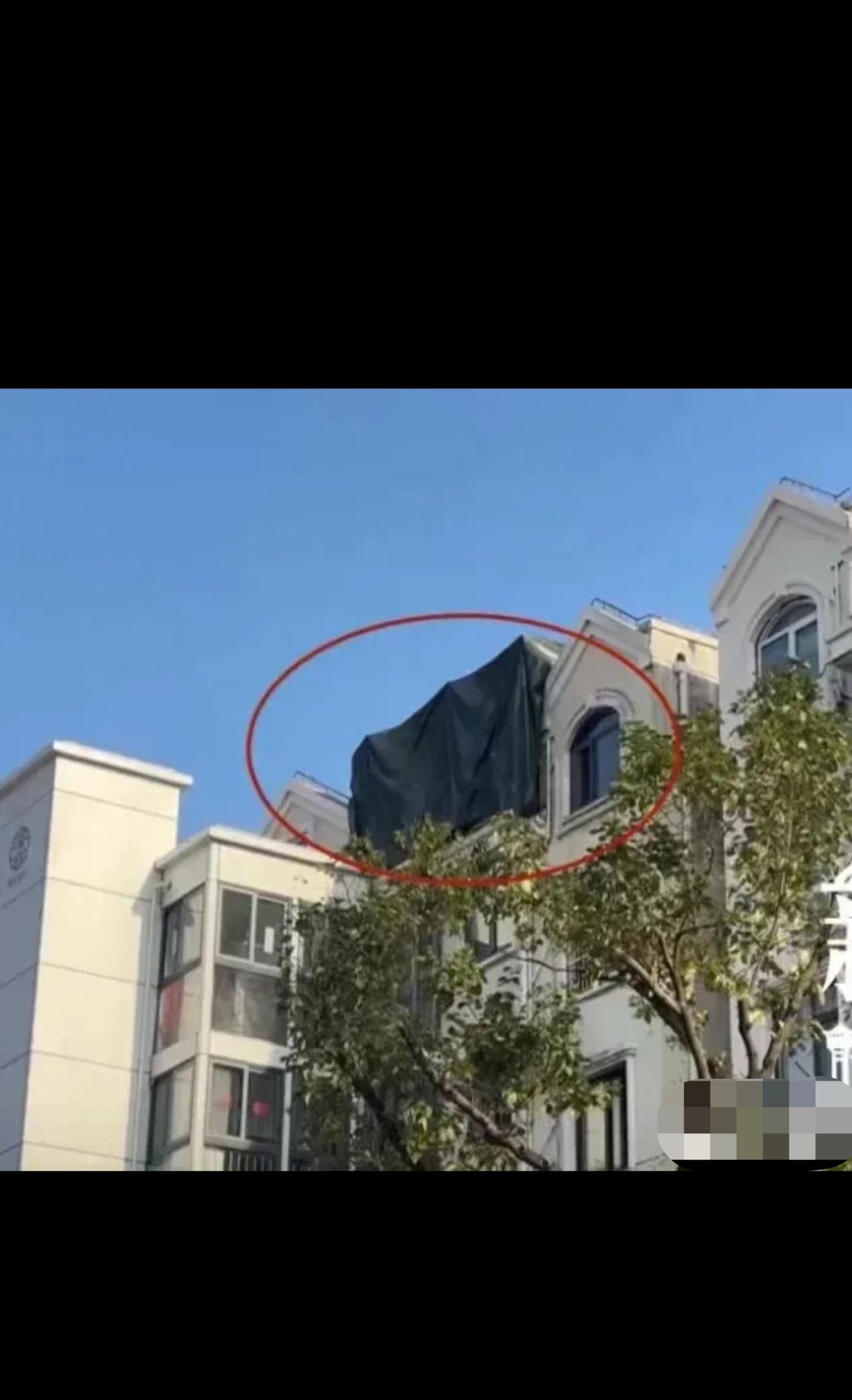 上海，男子上班的时候，看到小区1栋楼的楼顶，盖了块黑布，就知道那里存在违法搭建行