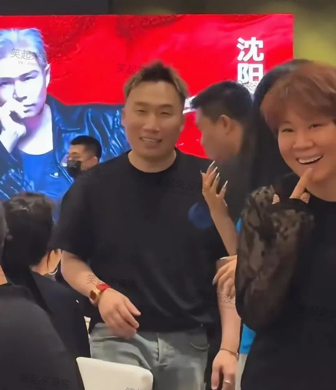 看小沈阳夫妇一点没受到演唱会“喊退票”的影响，庆功会上一家四口喜笑颜开的，非常放