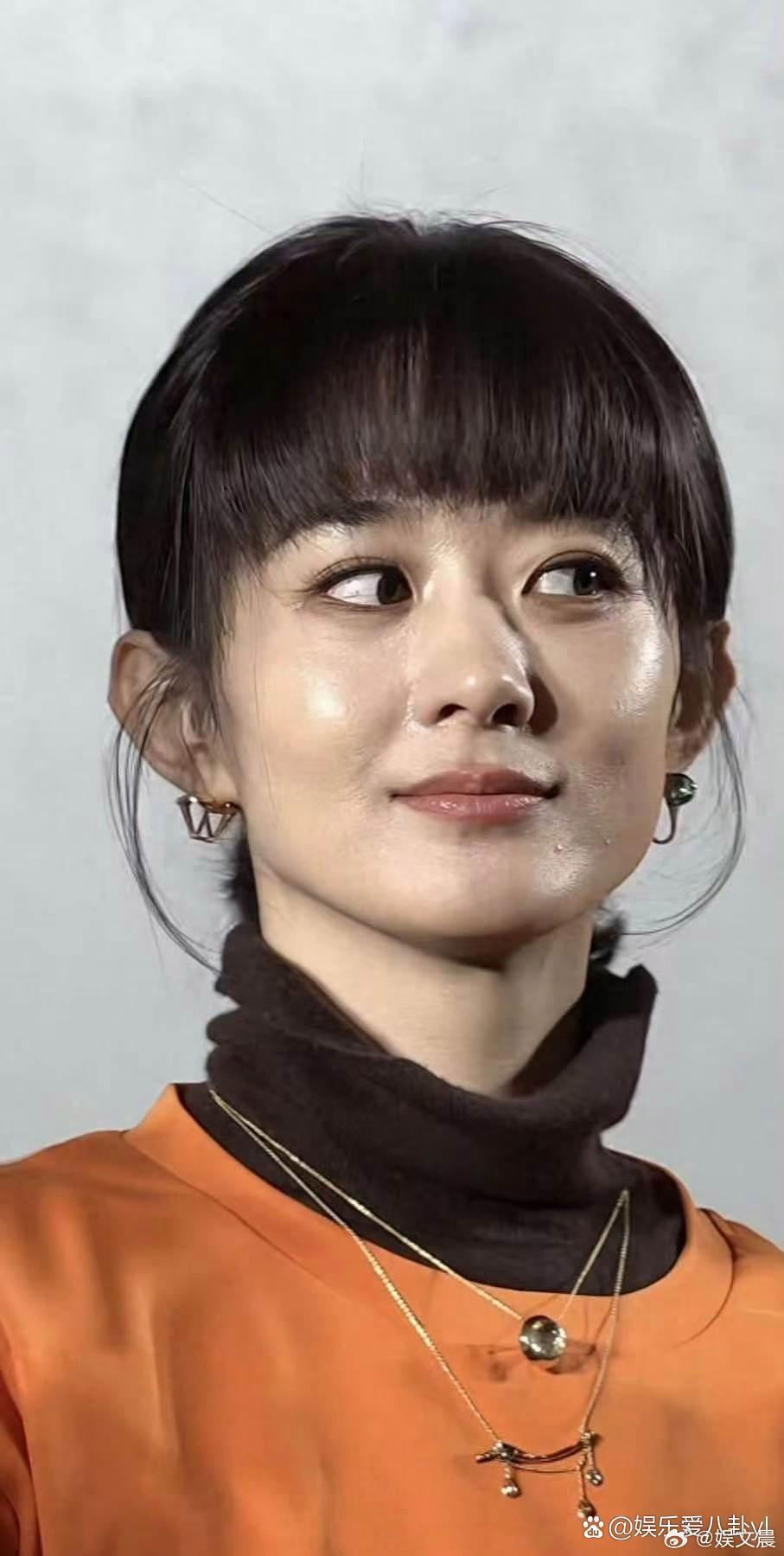 很难相信这是38岁赵丽颖原相机直出，没有美颜滤镜加持，状态依旧能打。