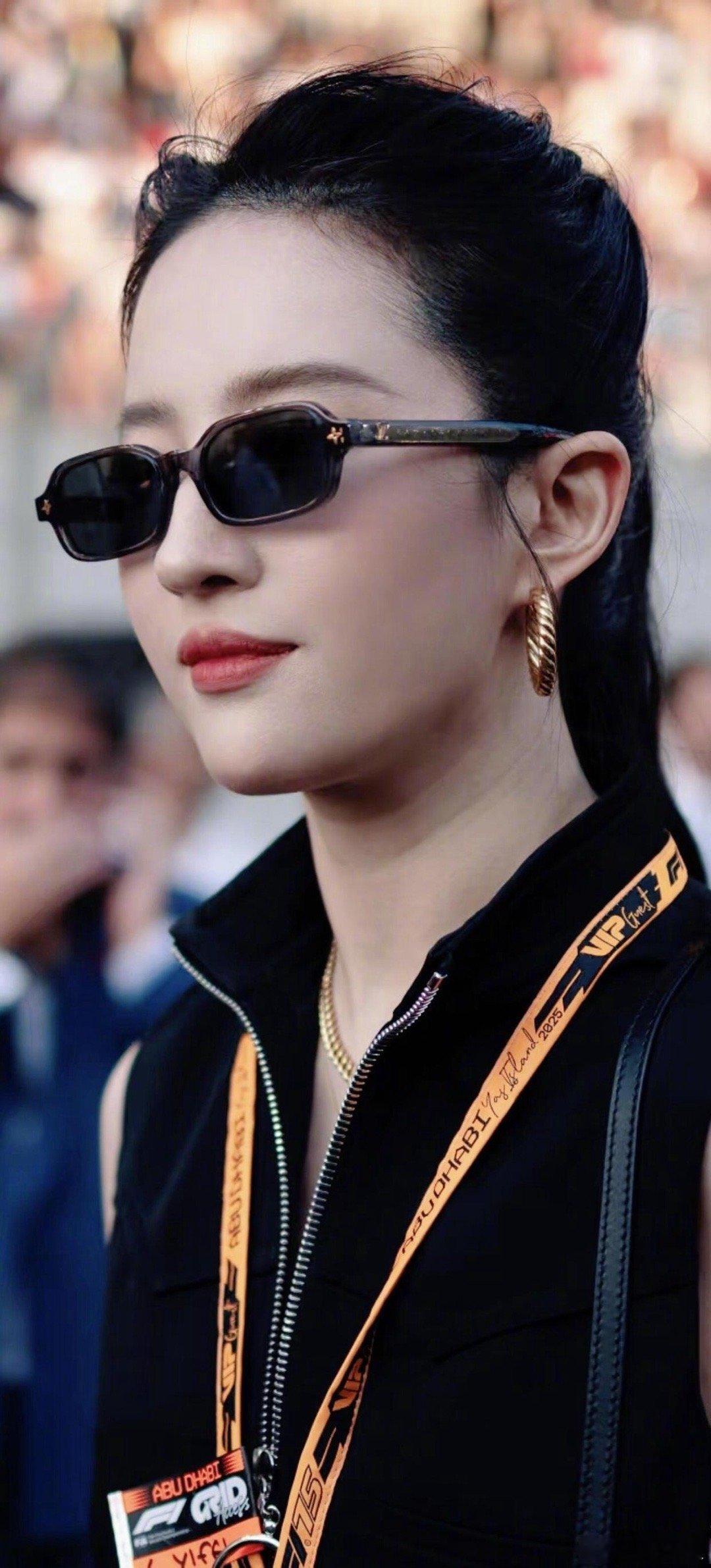 刘亦菲这波生图太能打！清晰的皮肤纹理肉眼可见，状态好到爆棚，化妆的女生都懂怼脸拍