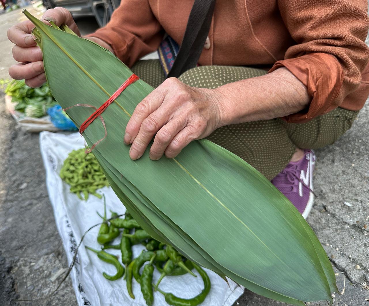 本周星期日就是端午节，农贸市场里包粽子的箬叶越来越多了，我今天买菜去得那么晚，还