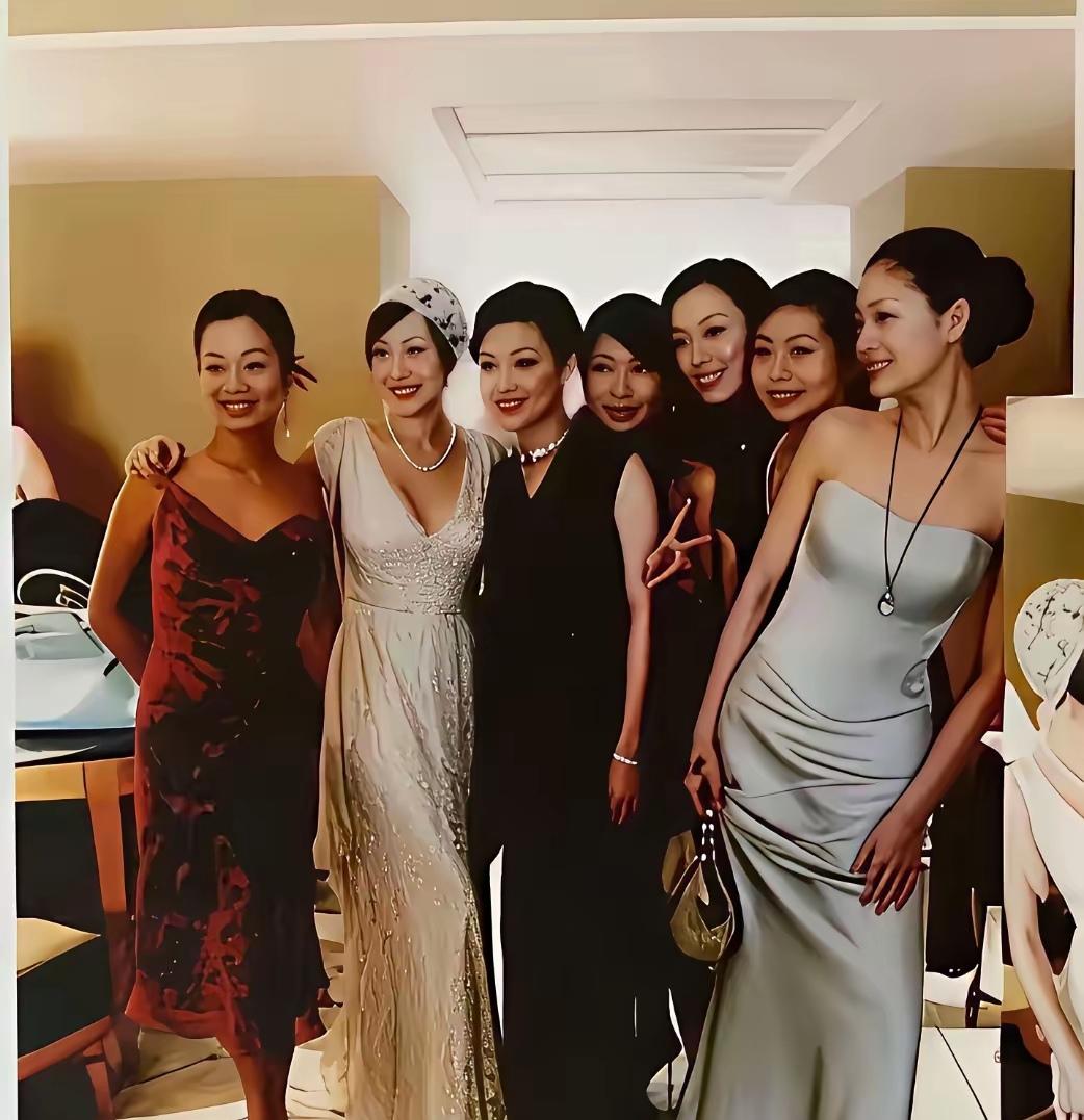 看这张合影才懂汪小菲为啥念念不忘——大曲线往那一站，真有点“鹤立鸡群”的意思。