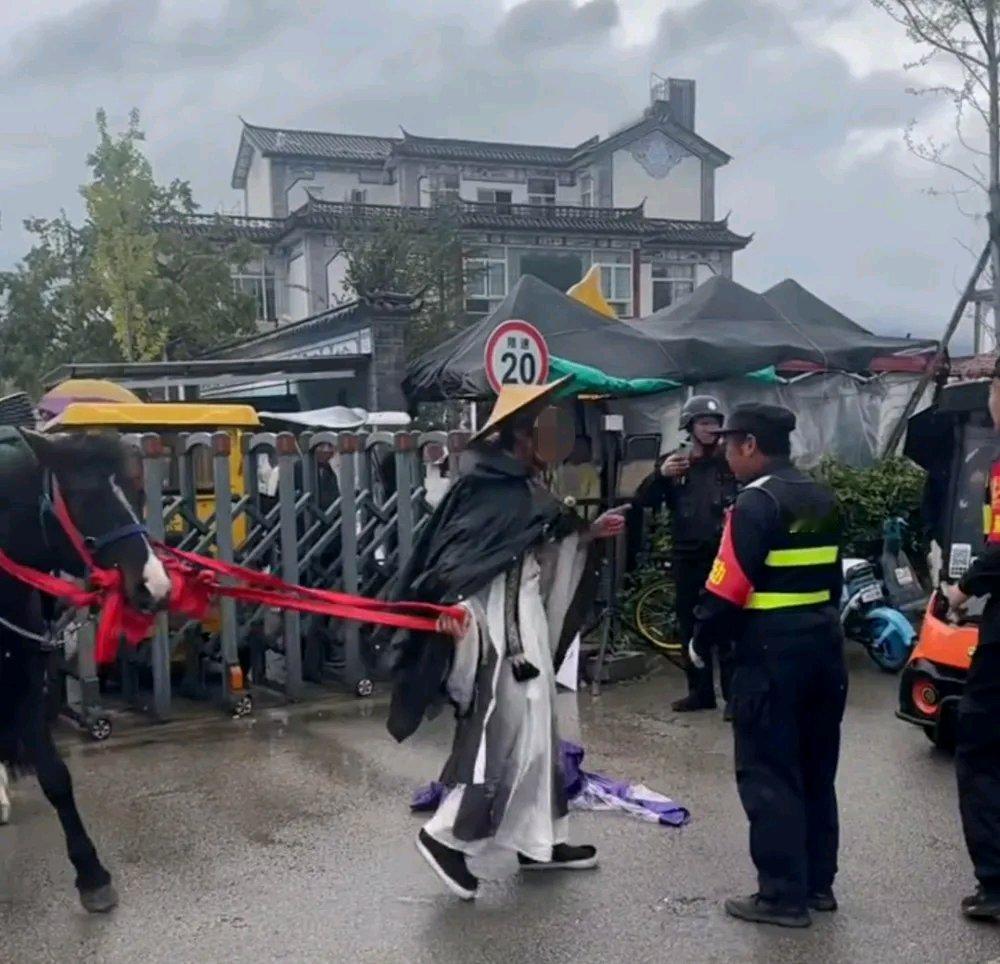 近日，“网红骑马强闯大理洱海生态廊道”的事儿闹得挺火。一名古装骑马的网红博主，想