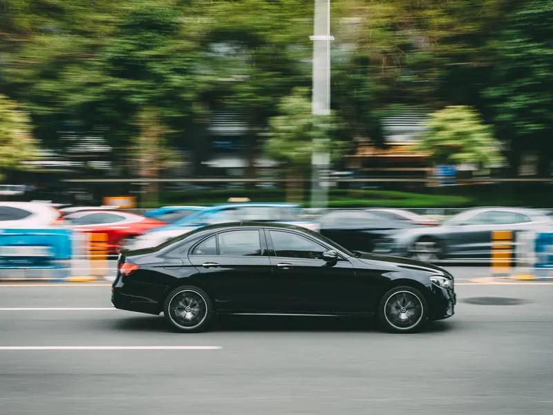 奔驰和雷克萨斯哪家强，这得看个人需求。奔驰历史悠久，像它的4MATIC四轮驱动系