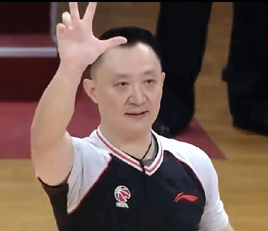 被称为中国篮坛裁判五大名哨之一的闫军，被取消国际级裁判员资格，这对中国篮协来说，