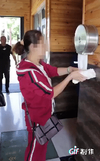 这行为属于？“顺手牵羊”，还是小便宜大占。都没法说，还那么笨。非得等好