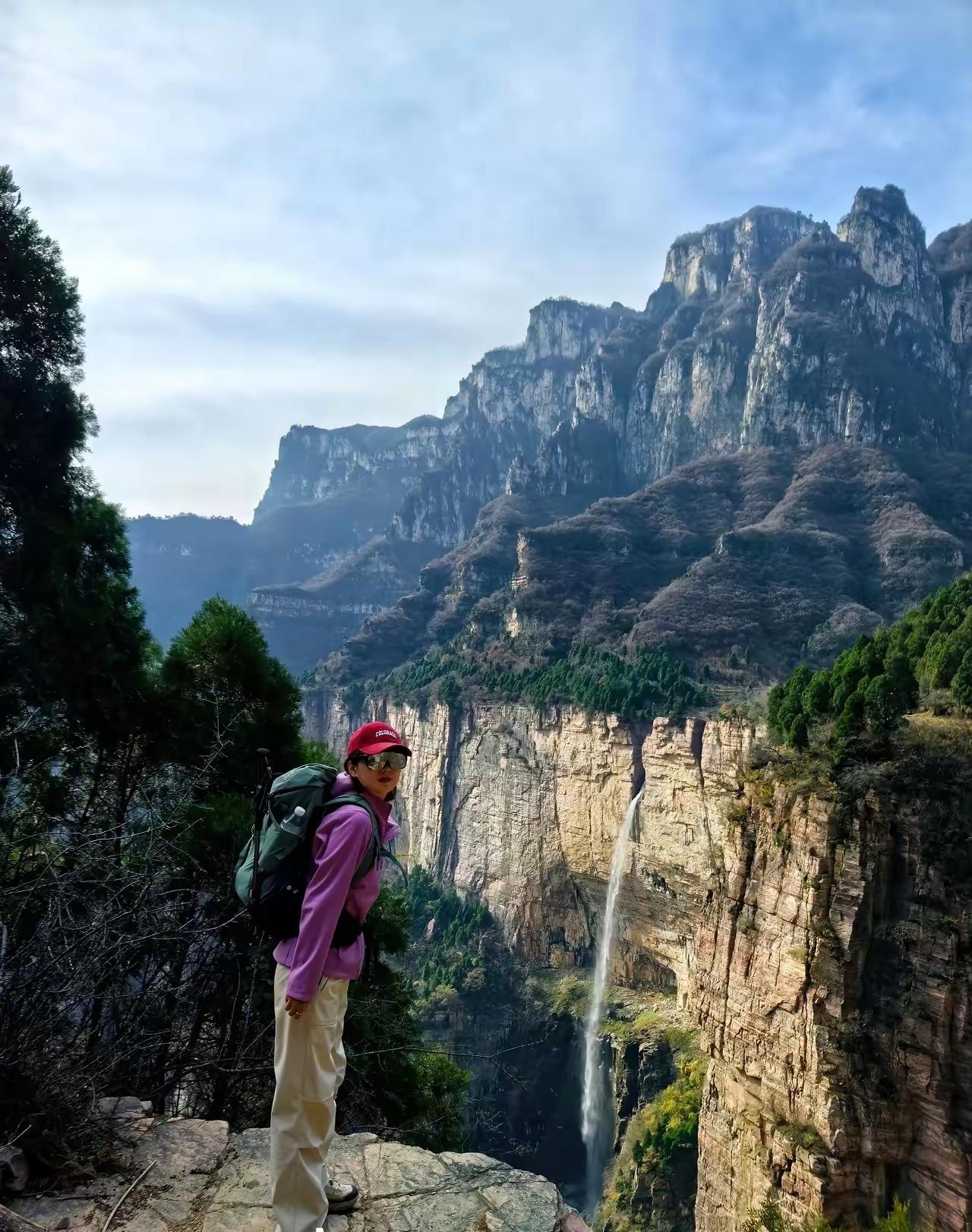 太惨了，背包男子在南太行著名悬崖平台打卡拍照时坠下200米山底，19日下午找到遗