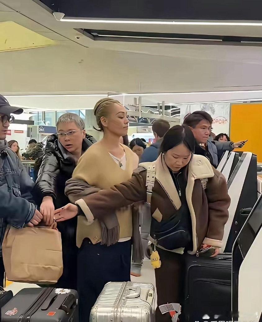 宁静也是真够折腾这头发的都短成那样了，还非得扎个小辫儿