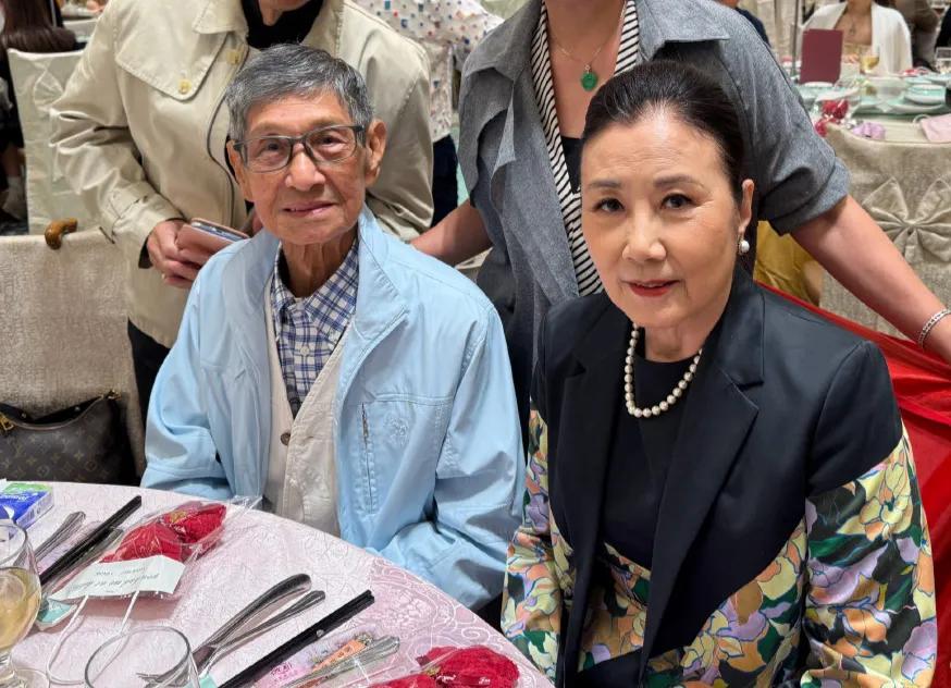 还认得汪明荃旁边的演员吗？很久没见了，虽然苍老了不少，但气场依旧强大他的名字叫
