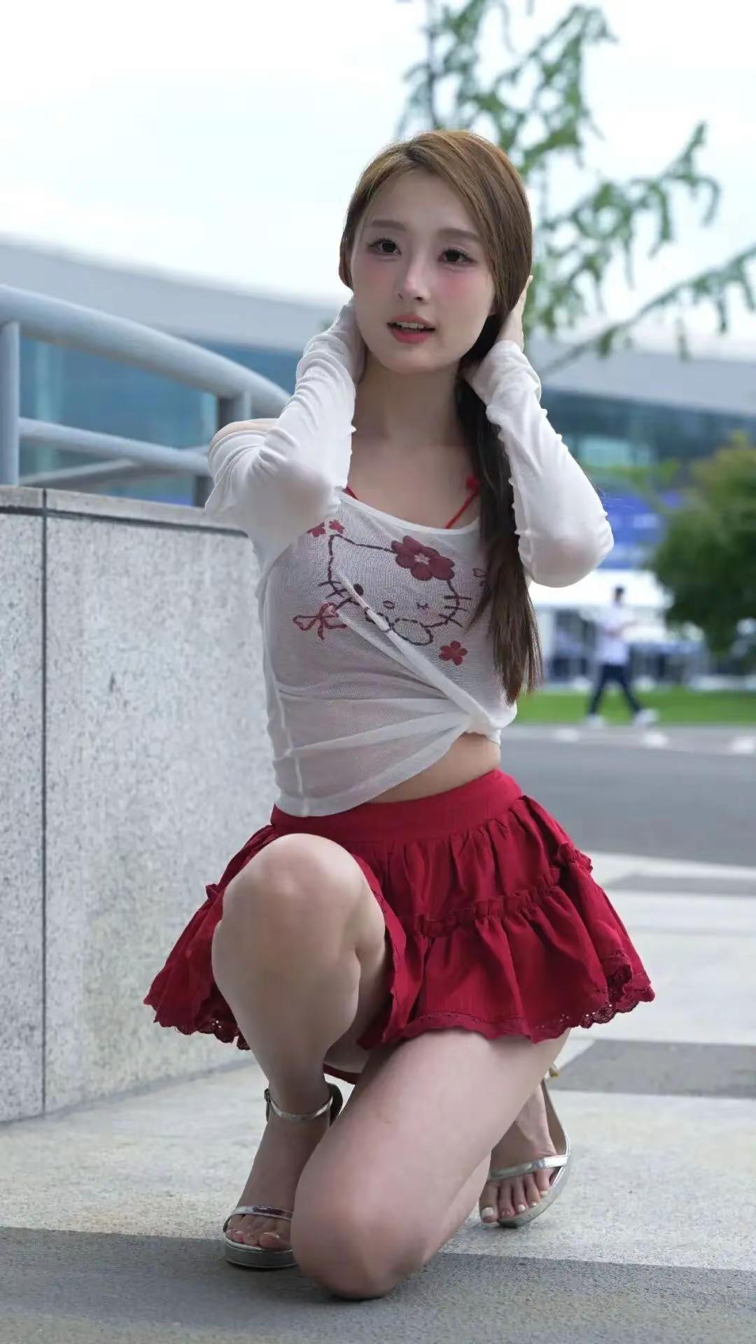 红白搭配秀身材穿搭