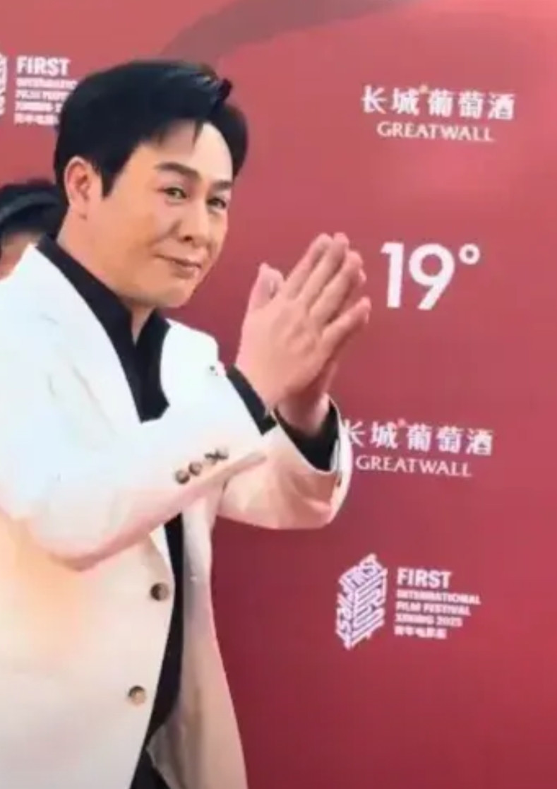 张颂文老师现身活动现场黑色衬衫搭配白色西装外套，风度翩翩，儒雅谦逊，又有绅士风度