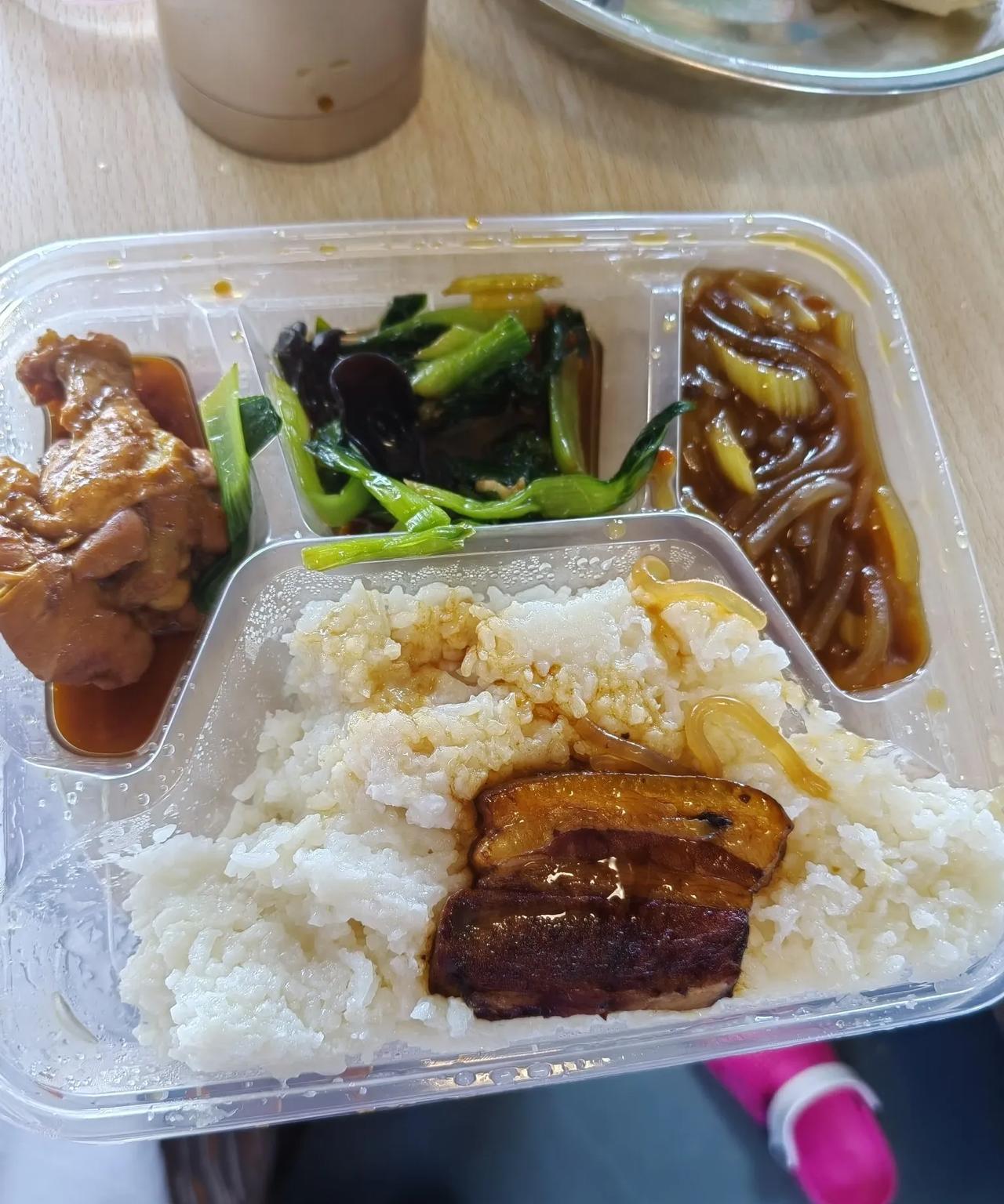 绿皮火车上的饭还是真比高铁上便宜，今天在火车上吃的一份饭，有一个小鸡腿，一片猪肉