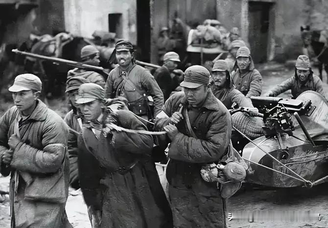 1949年，十个特务活埋了四十多个共产党，本以为自己立了大功。谁知，侧门突然闪进