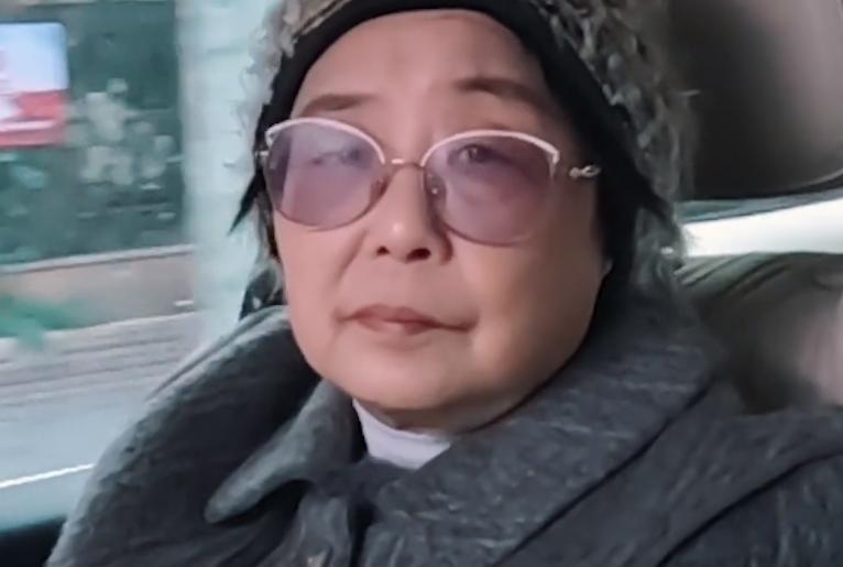 黄圣依妈妈十年带娃路：慈爱外婆，女儿背后的坚实后盾“我能自己做的，就尽量不麻烦