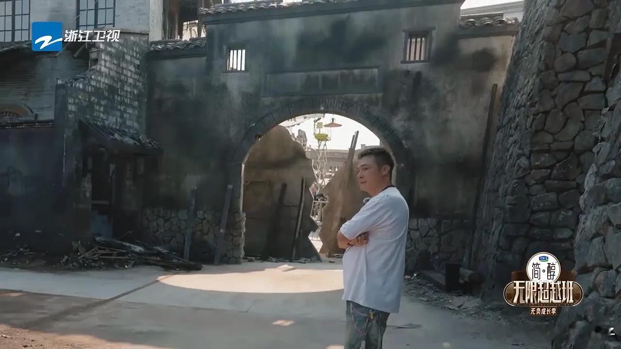 吴镇宇片场感慨，映照两代演员差距在拍摄现场，吴镇宇神色凝重，直言：“咱们学员太