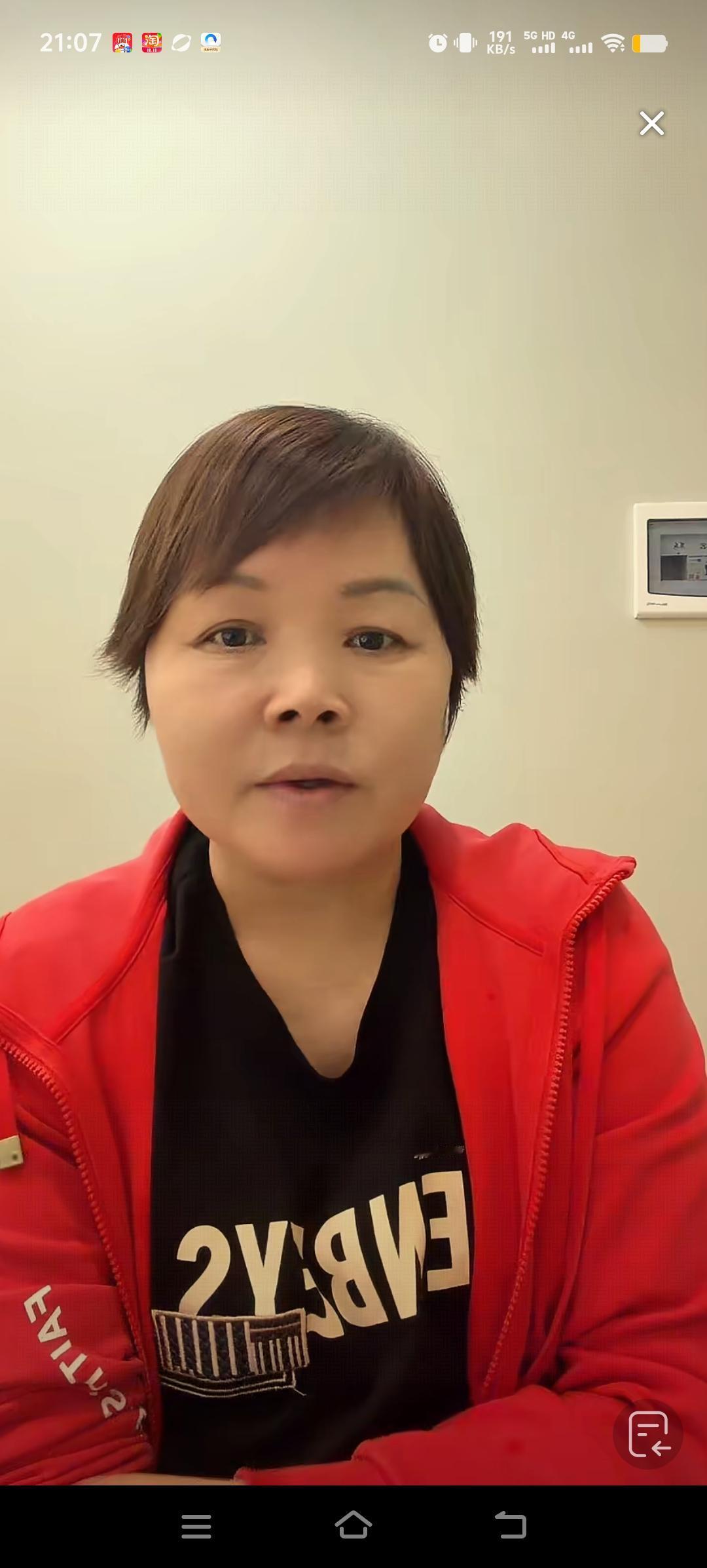 叶锐聪妈妈仍在四川陪着儿子。今晚，她向大家展示了自己的晚餐美食，还跟粉丝们透露，