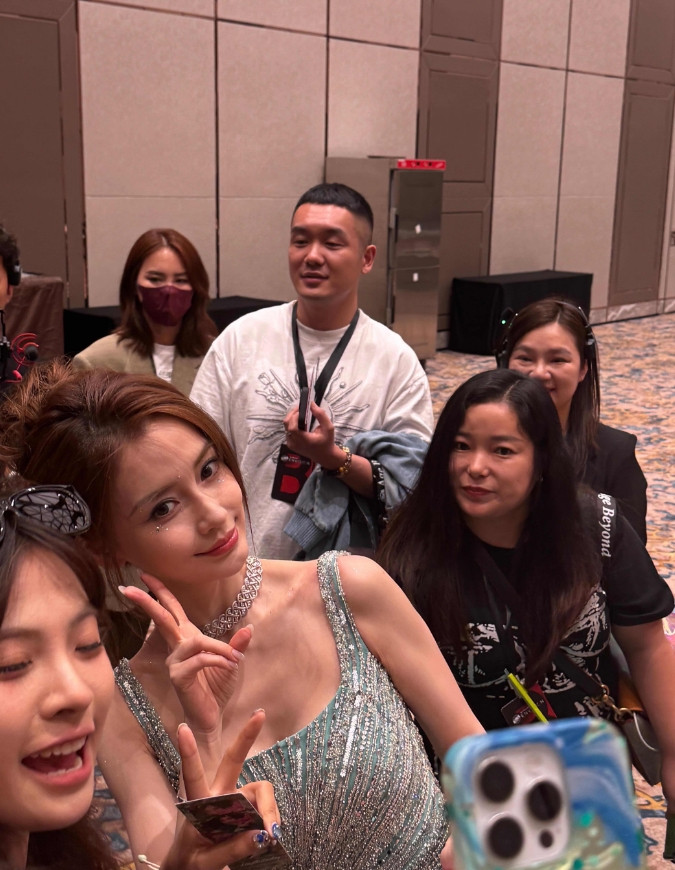 Angelababy线下生图美到窒息了！今天被偶遇的路透照直接刷屏——她全程笑