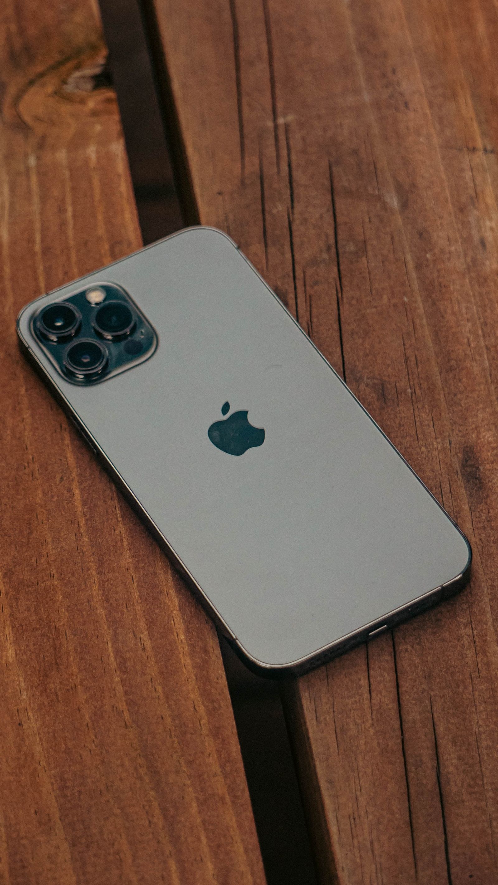 太真实了。2026年了，身边还守着iPhone15ProMax不肯换的人，一抓一大把。新机都出好几代
